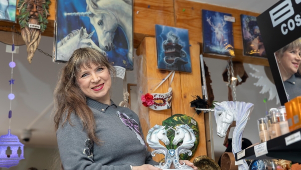 Kreutzwaldi tänaval Minerva kauplust pidav Kaie Allas (pildil) on sündides kaasa saanud andeid ja teadmisi, mida ta kasutab siin maailmas kulgemiseks. Tulihobuse aasta alguses paneb ta rõhku enesega töö tegemisele, et liikuda õiges suunas ja tegeleda oma isiklike ülesannetega õiges järjekorras. Foto: AIGAR NAGEL